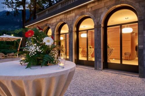 At Villa Lario you can dine looking directly at Lake Como: a romantic atmosphere is guaranteed.