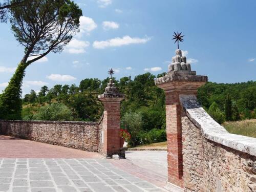 An imposing facade and a glimpse of history: this is Castel Monastero