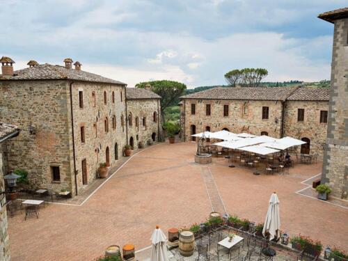 An imposing facade and a glimpse of history: this is Castel Monastero