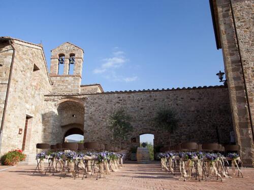 A wedding at Castel Monastero is the best choice for those who love Italian tradition.