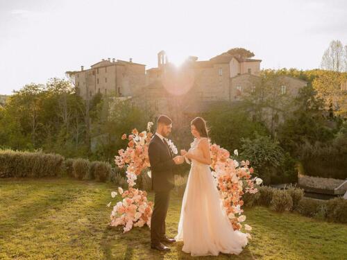 A wedding at Castel Monastero is the best choice for those who love Italian tradition.